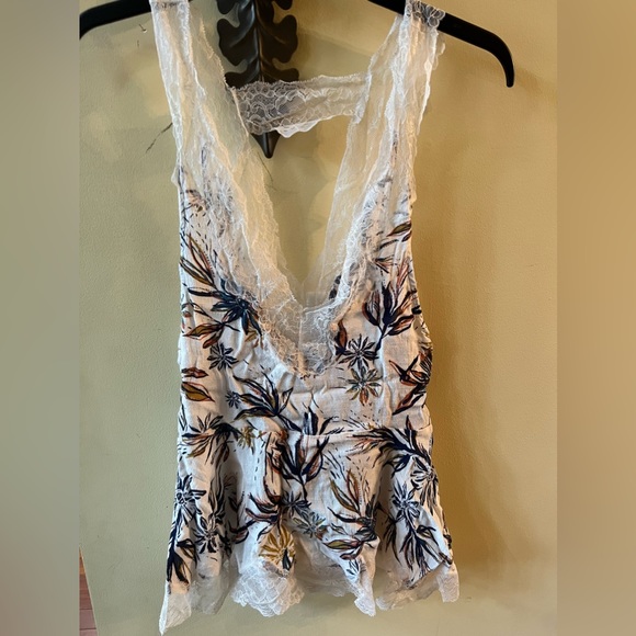 Free People Intimately Women’s Lace Flower Double V Tunic Top - Size XS - Picture 3 of 4